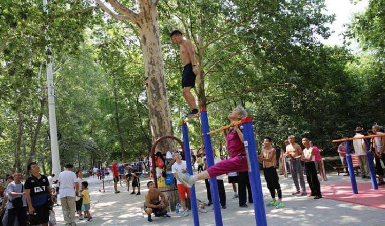 中国の公園に備え付けの健康遊具(器具?)について